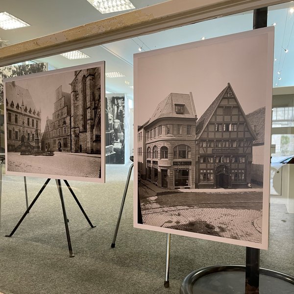 Die Fotos von Lichtenberg sind in den Zwanzigerjahren entstanden. Sie zeigen die Heimatstadt Remarques, die er hinter sich gelassen hat. Zugleich nutzt er Motive aus Osnabrück in fast allen seinen Romanen: Osnabrück hat Remarque nie verlassen.
