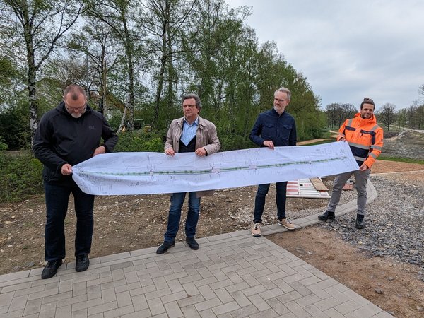 Planer präsentieren den Bauplan für den Radweg Am Limberg in Osnabrück