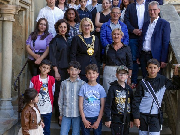 Gruppenfoto mit Oberbürgermeisterin vor dem Rathaus