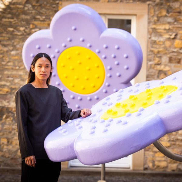 Minh Duc Pham in seiner Installation „Never Quite Right“, Kunsthalle Osnabrück 2025