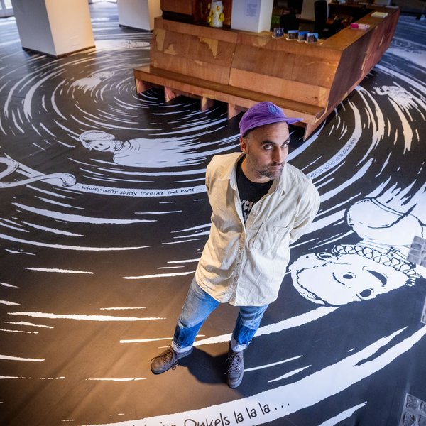 Christian Diaz Orejarena in seiner Installation „Otras Rayas – Andere Linien“, Kunsthalle Osnabrück 2025. Courtesy der Künstler
