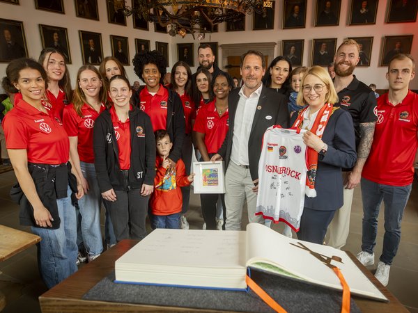 Die GiroLive Panthers Osnabrück und Oberbürgermeisterin Katharina Pötter im Friedenssaal des Rathauses