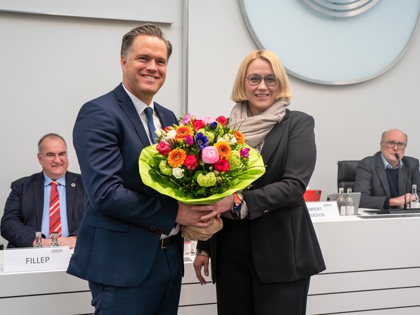 Oberbürgermeisterin Katharina Pötter gratuliert Thimo Weitemeier zur einstimmigen Wahl.