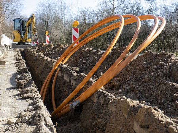 Die Stadt fördert den Glasfaserausbau an Adressen, an denen andernfalls kein privates Unternehmen Glasfaser verlegen würde.