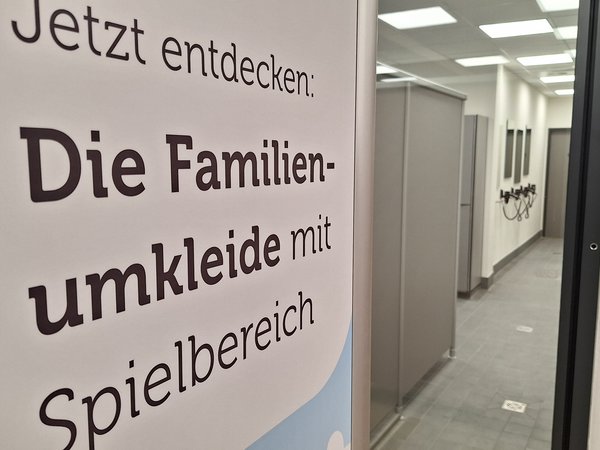 Eingang zur Familienumkleide im Schinkelbad