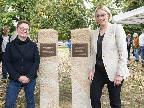 Dr. Diana Häs (links), die sich sehr für die Errichtung des Mahnmals gegen Homophobie und für Zivilcourage eingesetzt hat, und Oberbürgermeisterin Katharina Pötter neben dem Mahnmal am Raiffeisenplatz.