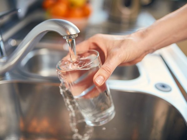 Trinkwasser wird in ein Glas gefüllt