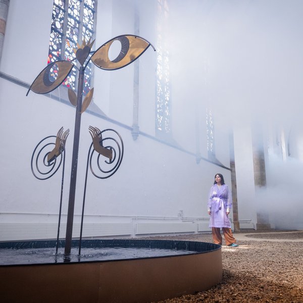 Chaveli Sifre in ihrer Installation „Epona“, Kunsthalle Osnabrück 2025