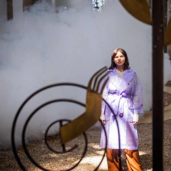 Chaveli Sifre in ihrer Installation „Epona“, Kunsthalle Osnabrück 2025