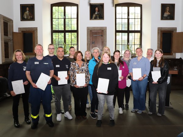 Viele ehrenamtlich Tätige mit OB Pötter im Friedenssaal