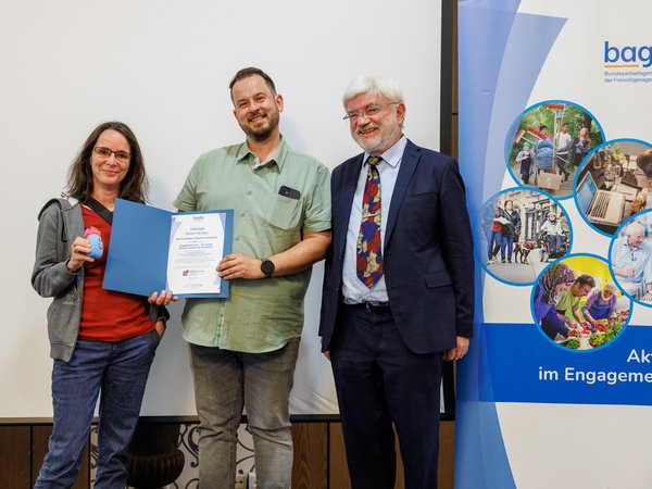 Ausgezeichnet: Barbara Hartz und Raphael Dombrowski von der Freiwilligen-Agentur Osnabrück mit Dr. Jürgen Rembold (von links) bei der Verleihung des „Wünsch-Dir-Was-Preises 2025“. 