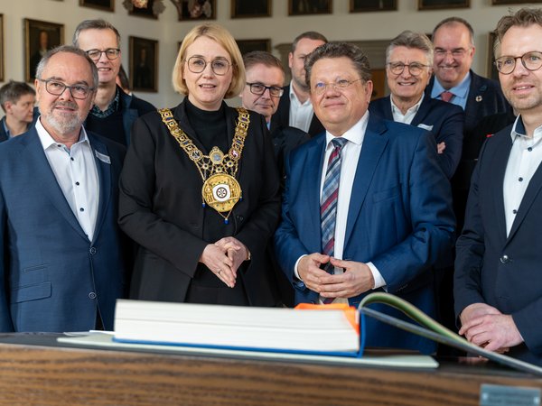 Dr. Andreas Philippi (rechts neben Oberbürgermeisterin Katharina Pötter) hat sich ins Goldene Buch der Stadt Osnabrück eingetragen.