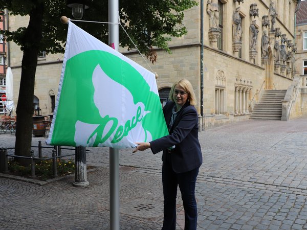 Osnabrücks Oberbürgermeisterin Katharina Pötter hisst die Flagge der Mayors of Peace am Osnabrücker Markt. 